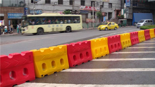 哈尔滨交通设施厂家告诉您为什么现在道路旁都使用水马