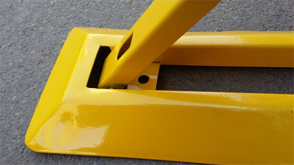 一体三角车位锁